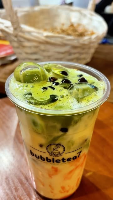 Matcha z mlekiem i perłami tapioki, widok z góry