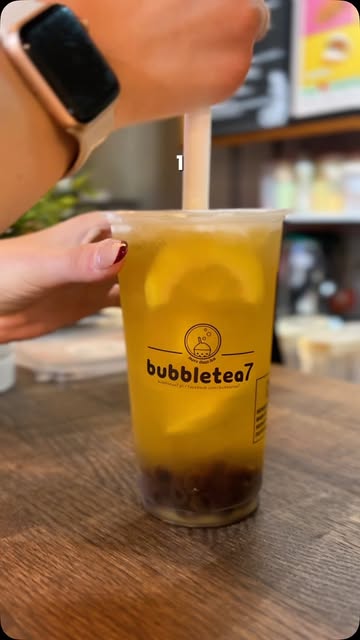 Herbata yuzu z plasterkiem cytryny i perłami tapioki w kubku Bubble Tea 7