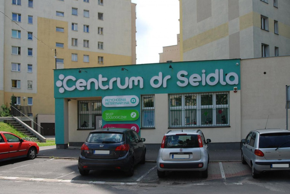 Centrum dr Seidla od frontu, z miejscami parkingowymi