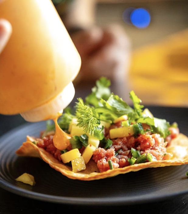 Tostada z tatarem i sosem